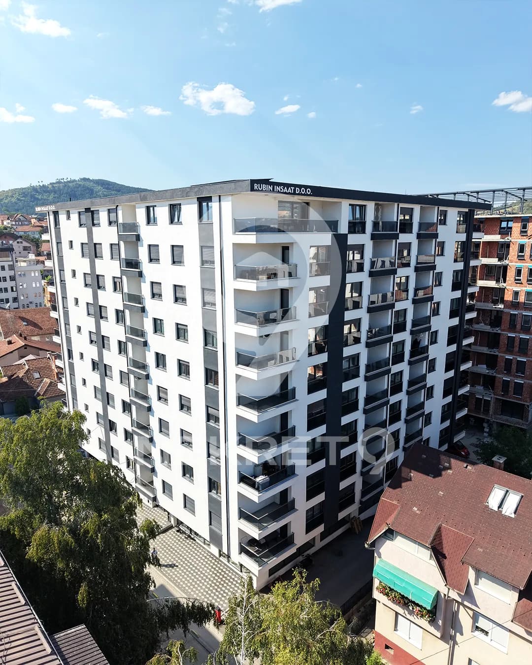 PREMISES 83 m² - HEART OF THE MARKET — 1