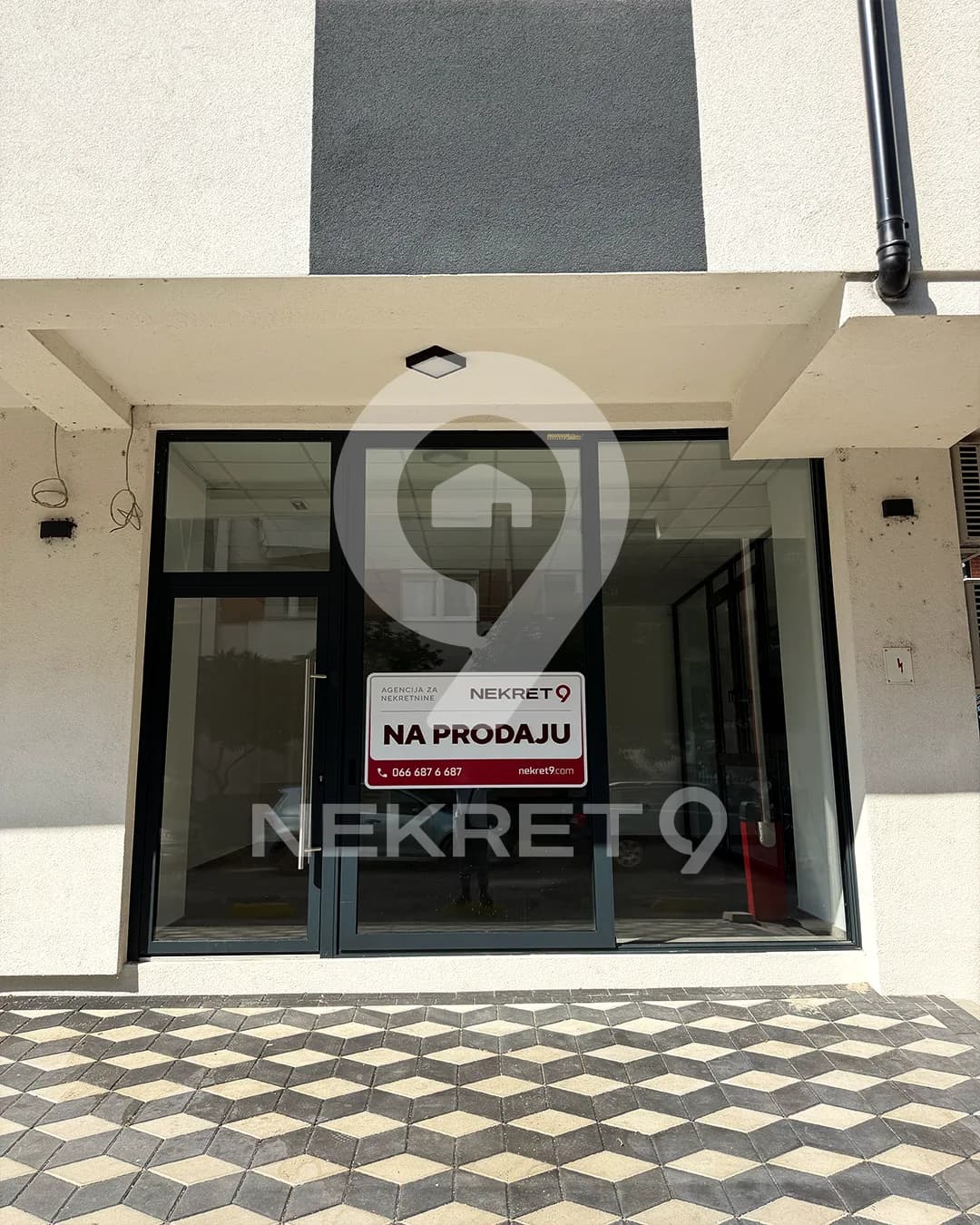 PREMISES 83 m² - HEART OF THE MARKET — 2