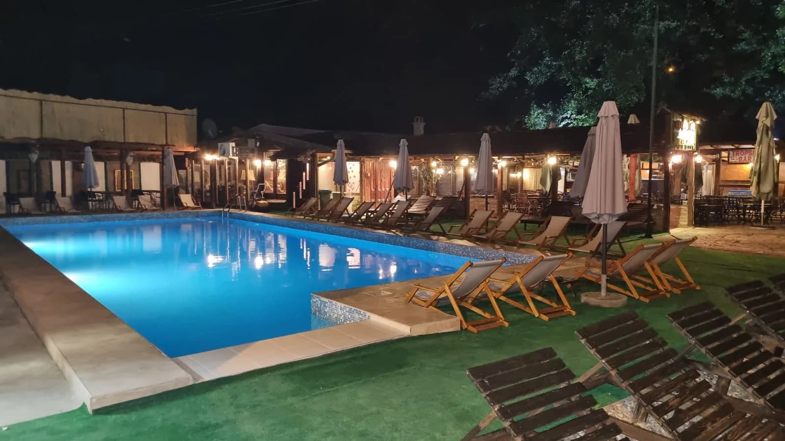 Plot 16.5 ares + 200m² restaurant + 4 swimming pools — 6